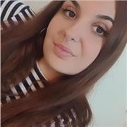 Profesora de inglés imparte clases a niños de primaria